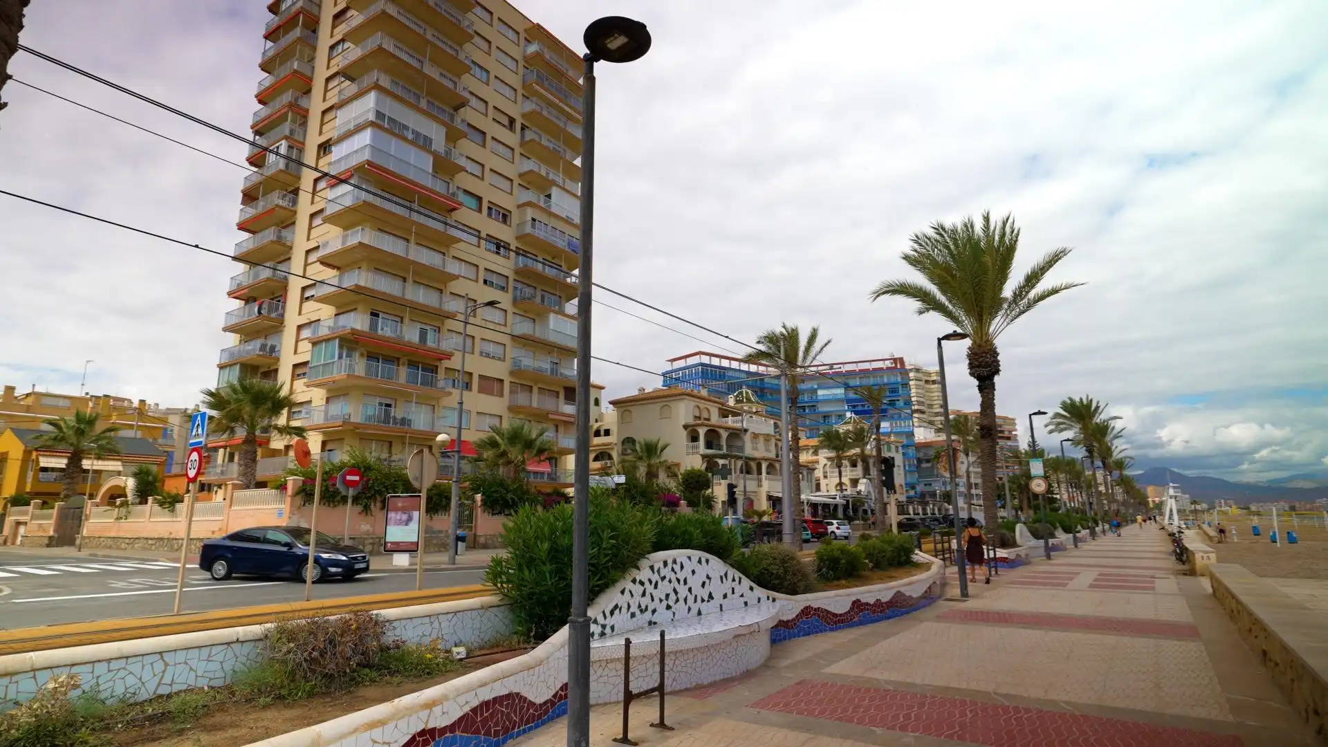 Vista exterior de Planta baja en venta en El Campello con Aire acondicionado, Calefacción y Jardín privado
