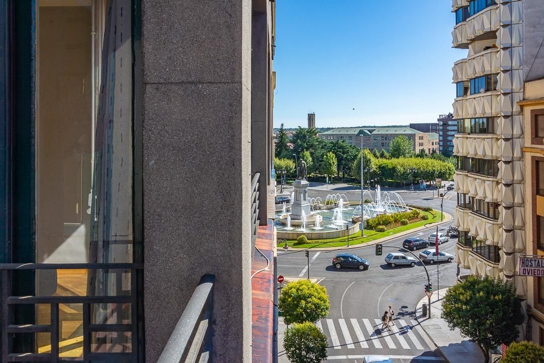 Vista exterior de Pis de lloguer en León Capital  amb Calefacció i Terrassa