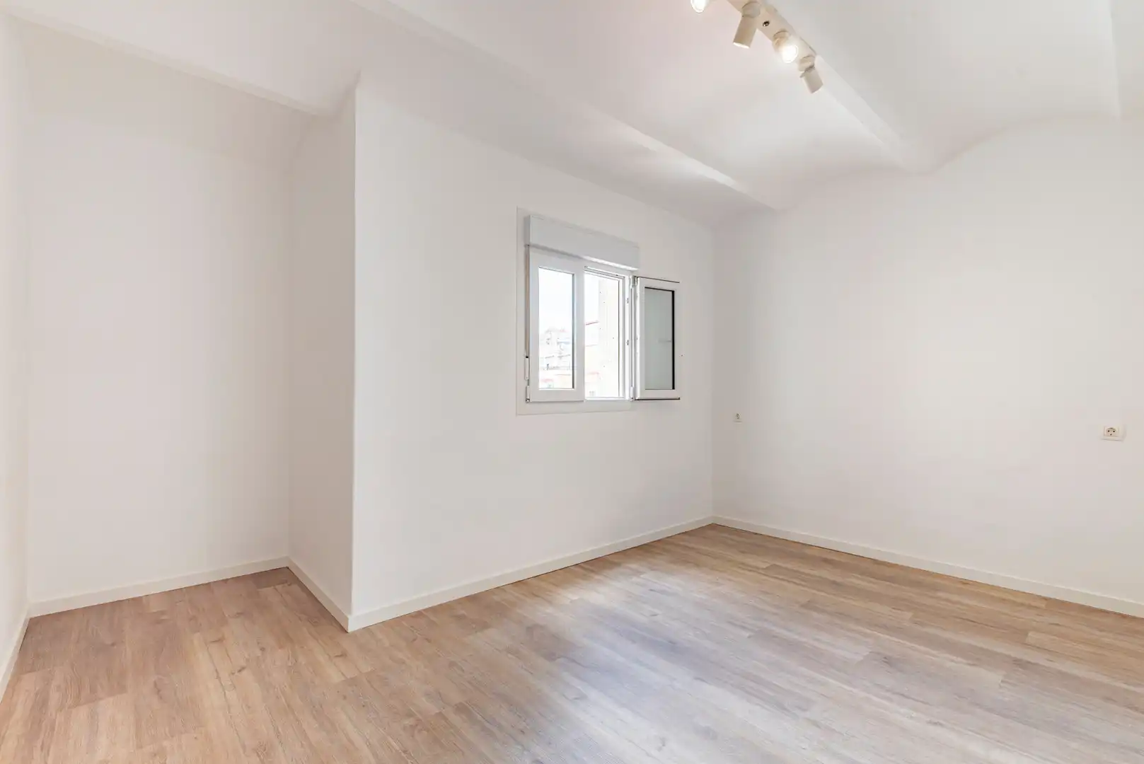 Habitación de Ático en venta en Santa Coloma de Gramenet con Terraza, Horno y Balcón