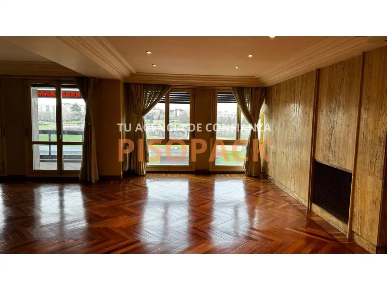 Comedor de Piso en venta en  Pamplona / Iruña con Calefacción, Terraza y Balcón