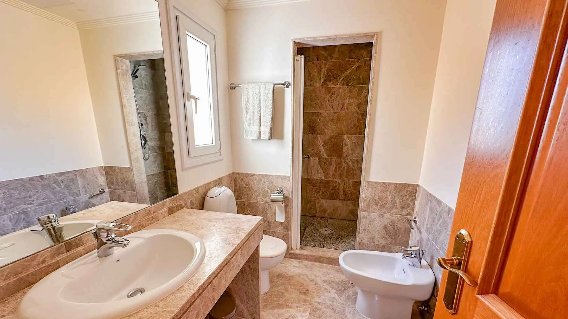 Baño de Casa adosada de alquiler en Marbella con Aire acondicionado, Jardín privado y Terraza