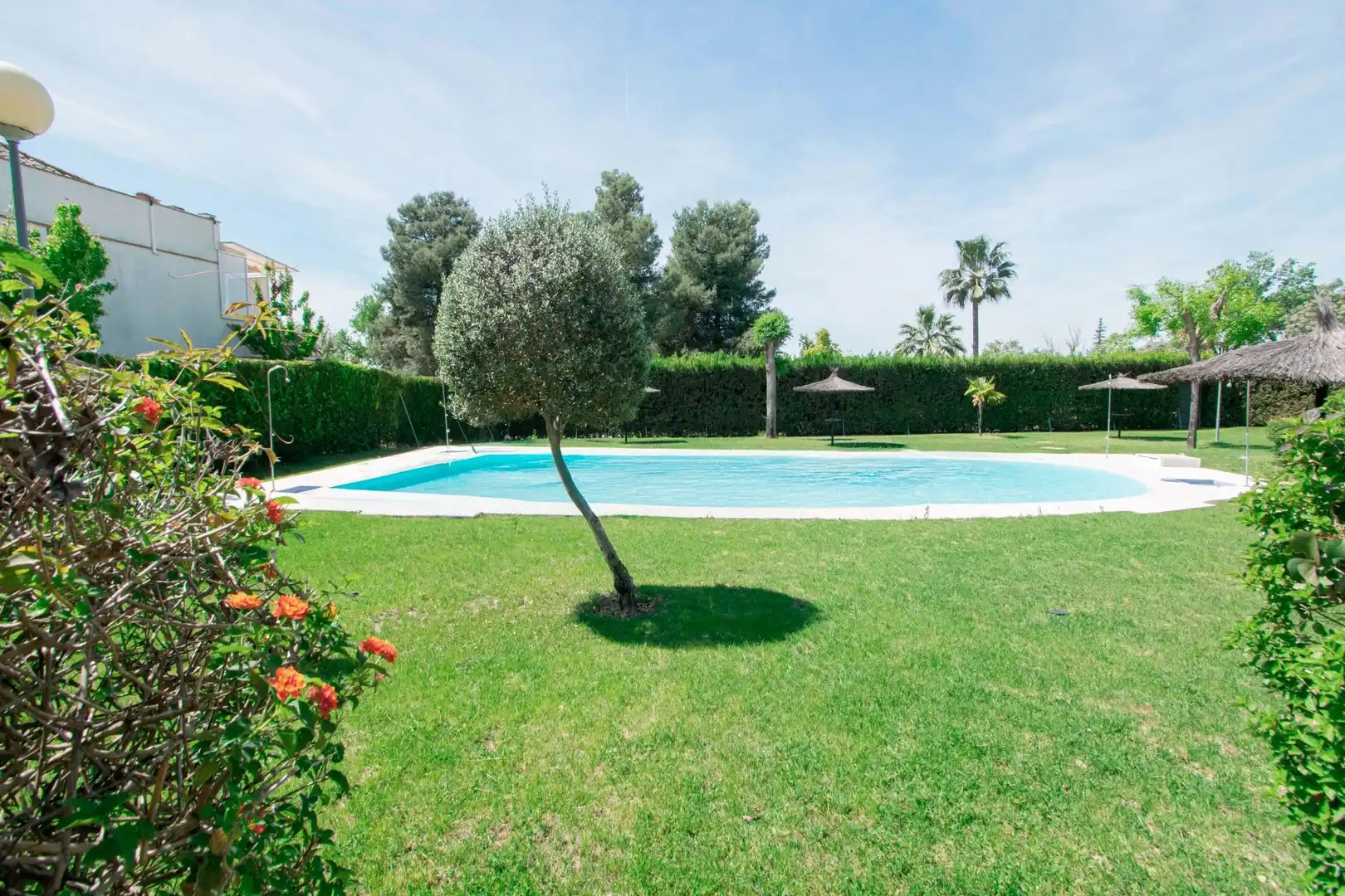Jardín de Casa adosada en venta en Valencina de la Concepción con Aire acondicionado, Trastero y Piscina comunitaria