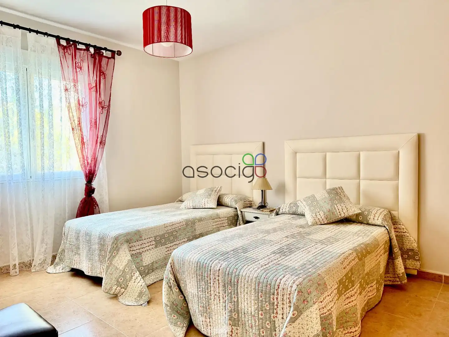 Habitación de Casa adosada en venta en Cabanillas del Campo con Aire acondicionado, Calefacción y Jardín privado