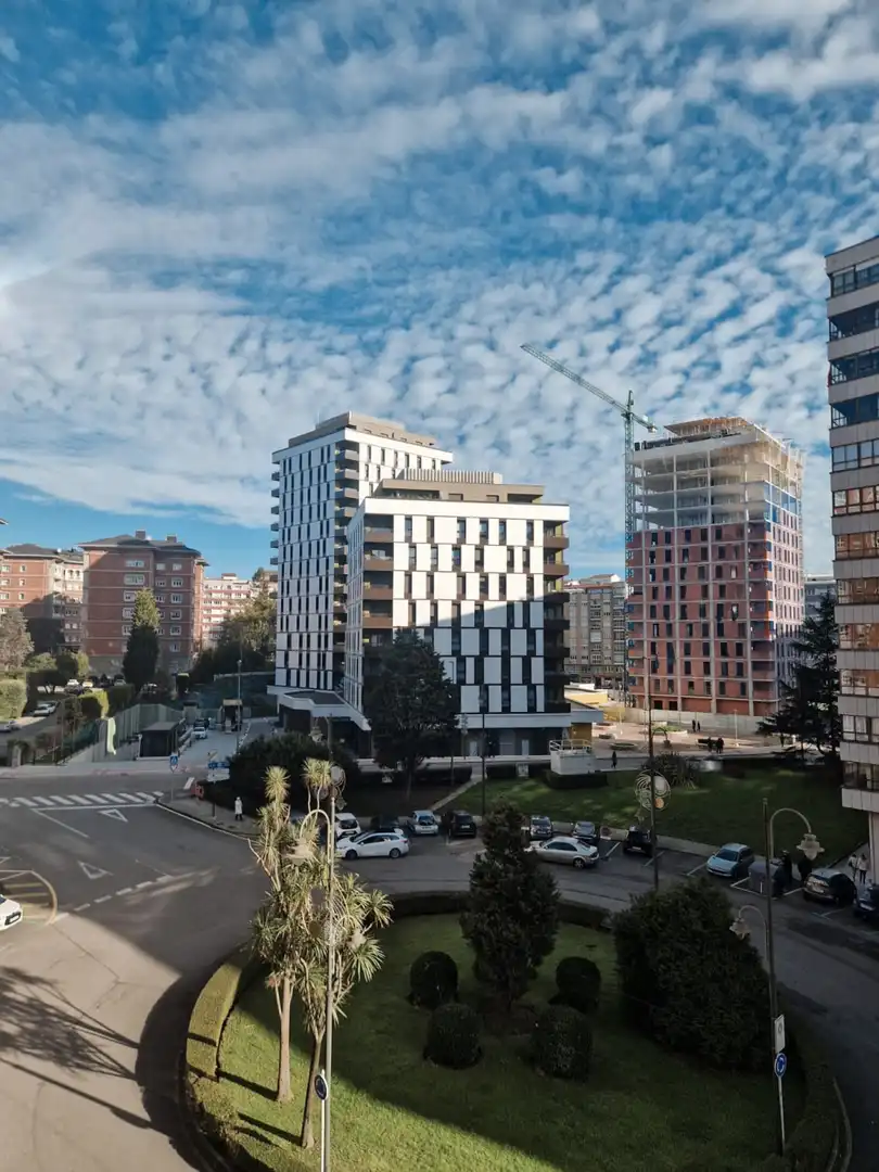 Vista exterior de Piso en venta en Avilés con Calefacción, Parquet y Terraza