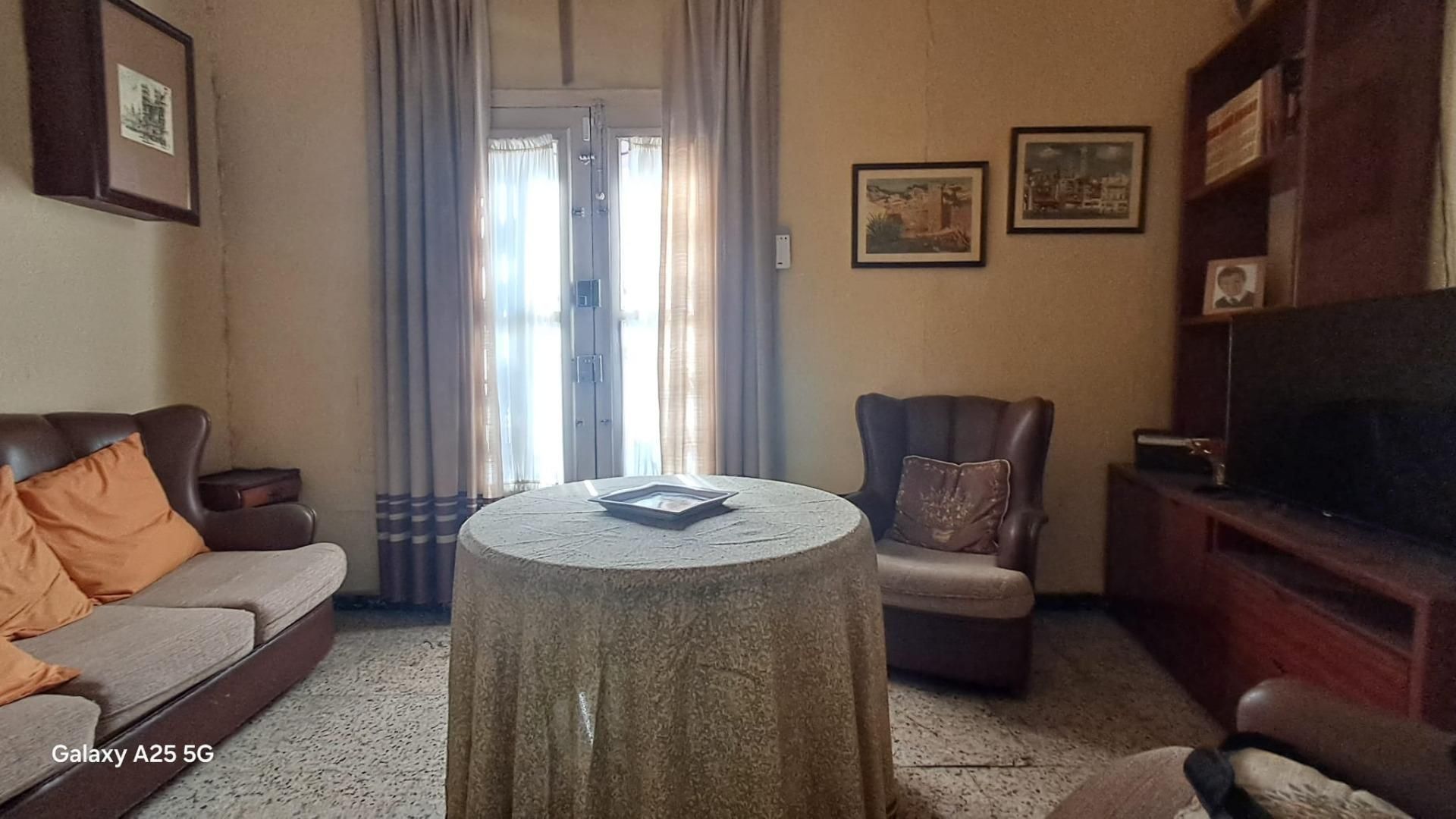 Sala d'estar de Planta baixa en venda en L'Hospitalet de Llobregat amb Terrassa i Balcó