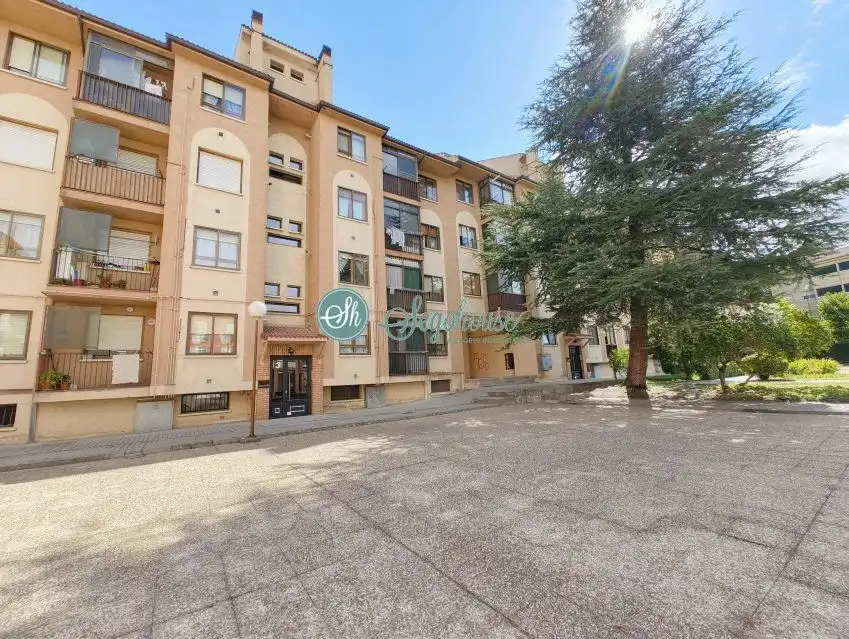 Vista exterior de Piso en venta en Segovia con Calefacción, Terraza y Trastero