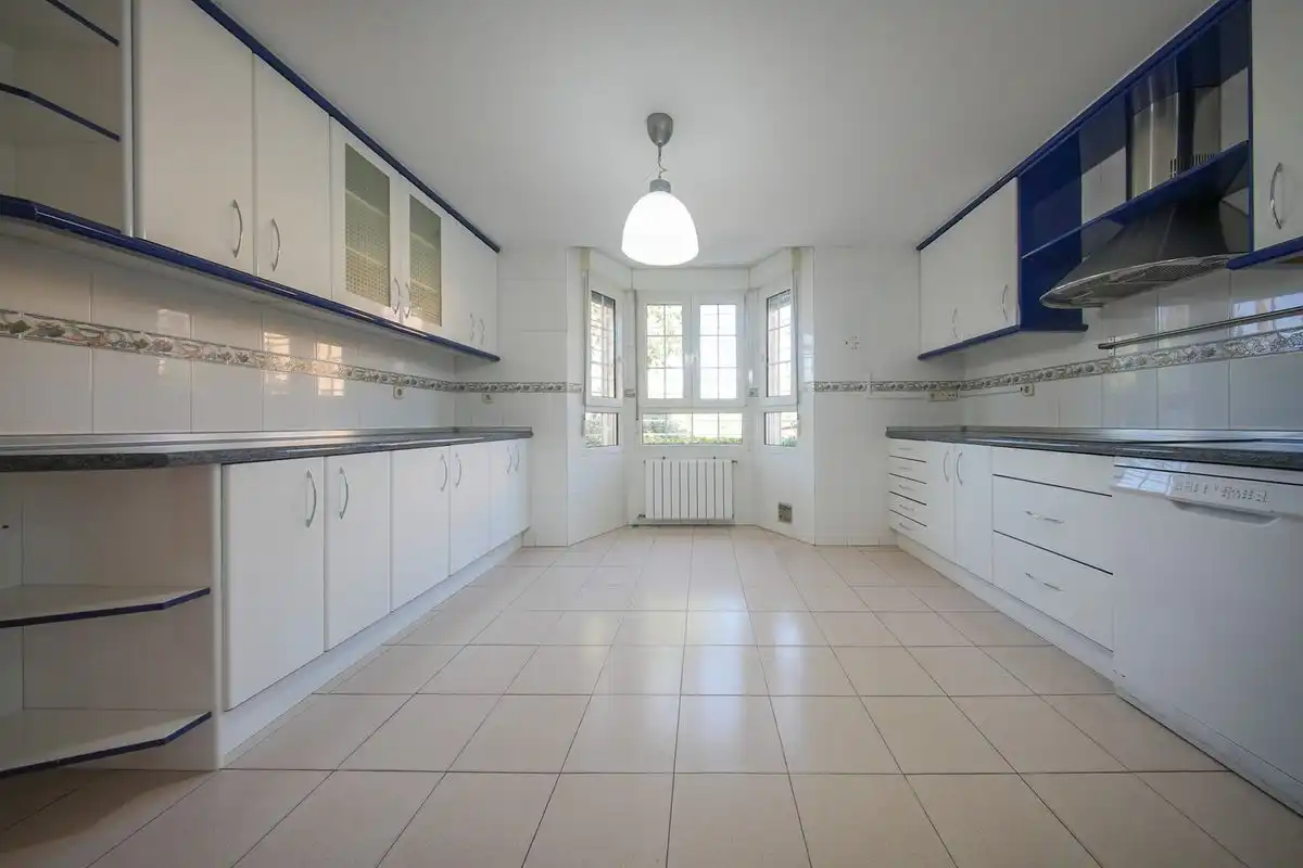Cocina de Casa adosada en venta en Pozuelo de Alarcón con Aire acondicionado, Calefacción y Jardín privado