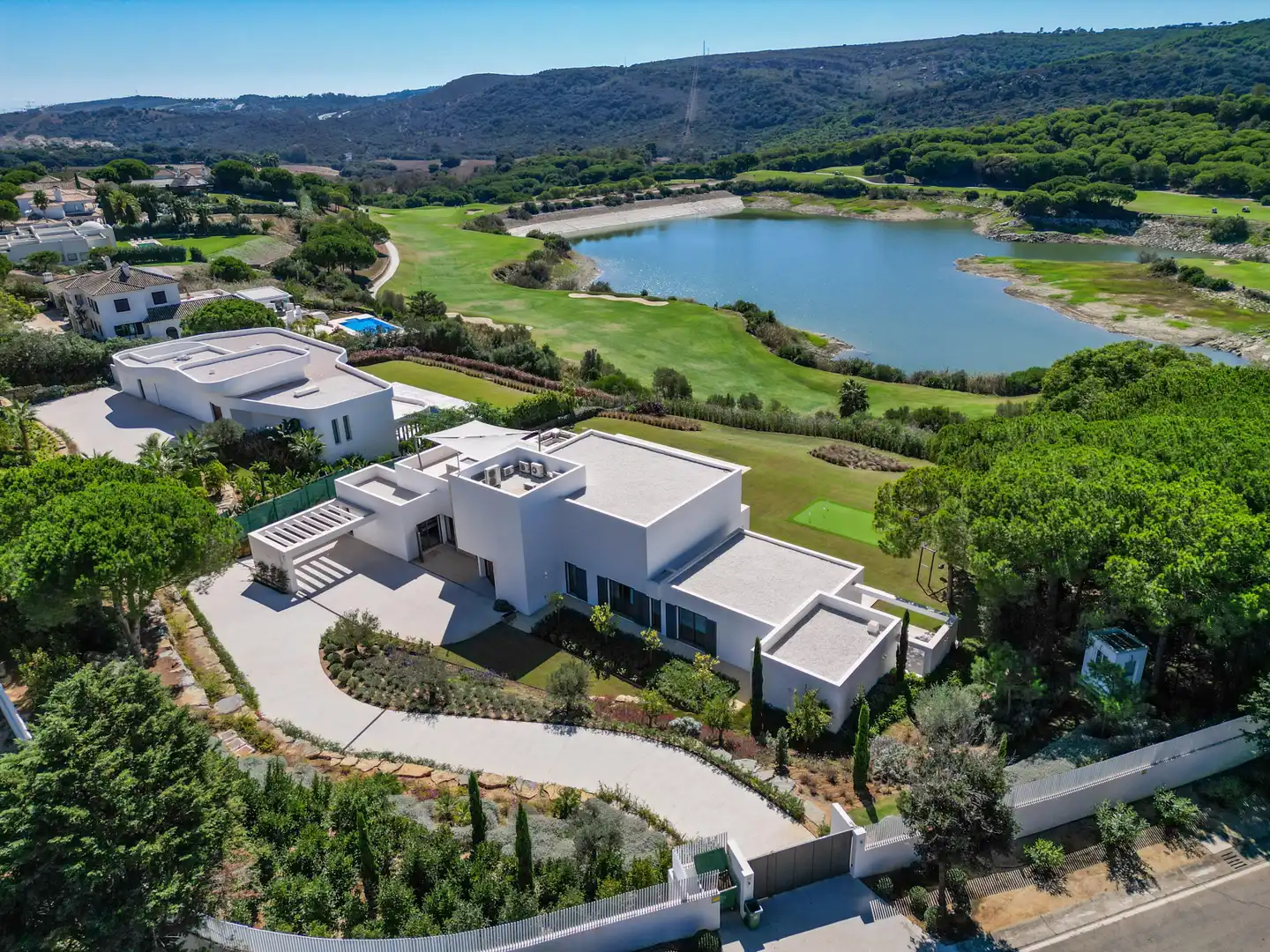 Vista exterior de Casa o xalet en venda en Sotogrande amb Aire condicionat, Jardí privat i Terrassa