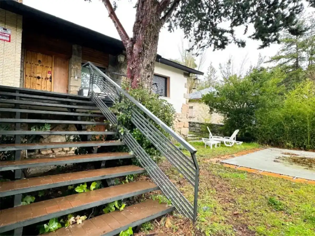 Vista exterior de Casa o xalet de lloguer en Navacerrada amb Jardí privat, Parquet i Traster