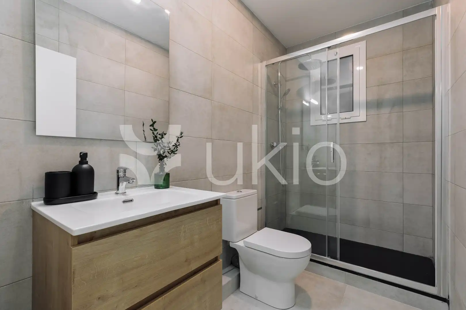 Baño de Apartamento de alquiler en Barcelona con Aire acondicionado, Calefacción y Amueblado