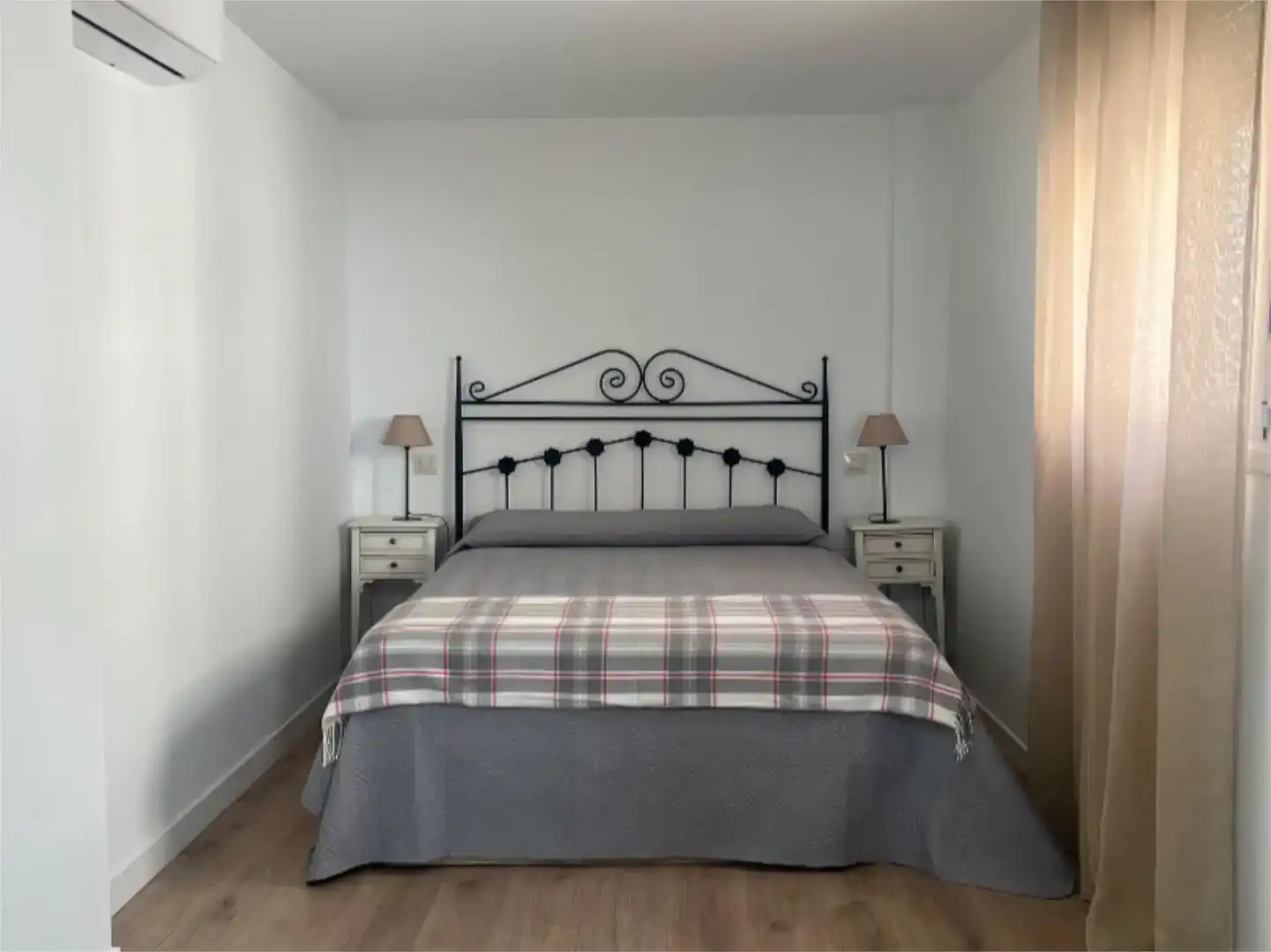 Schlafzimmer von Dachboden zur Miete in Talavera de la Reina mit Klimaanlage, Privatgarten und Parkett