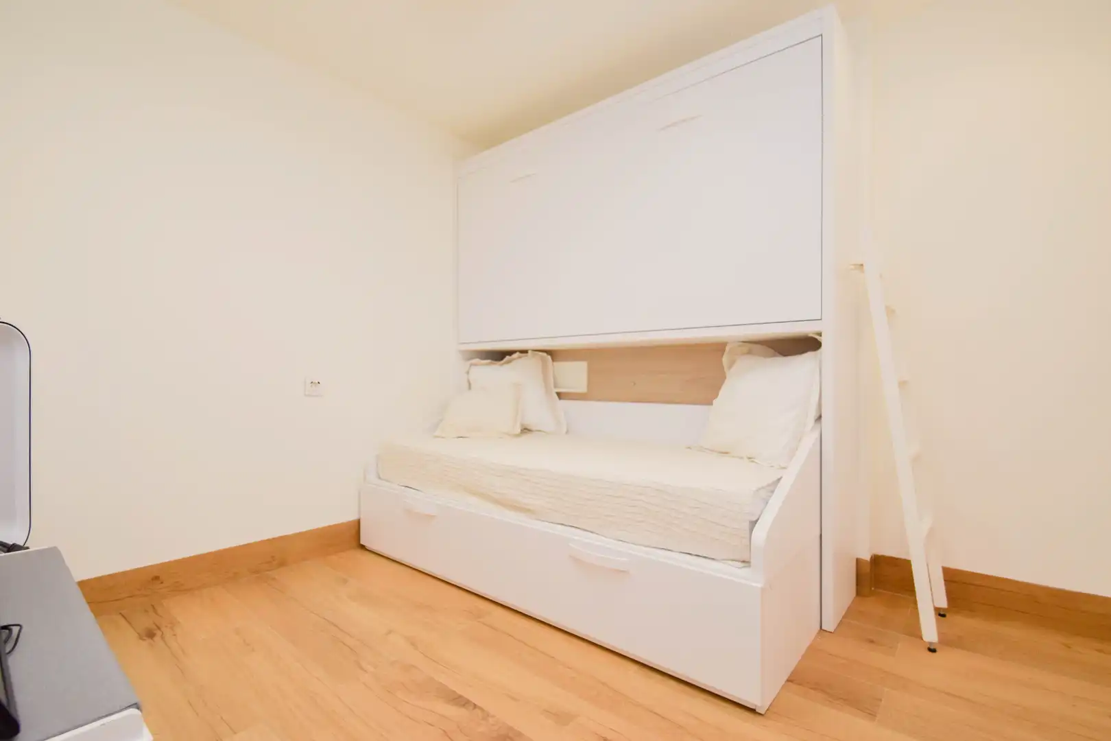 Bedroom of Flat for sale in Almuñécar  with Parquet flooring, Terrace and Furnished