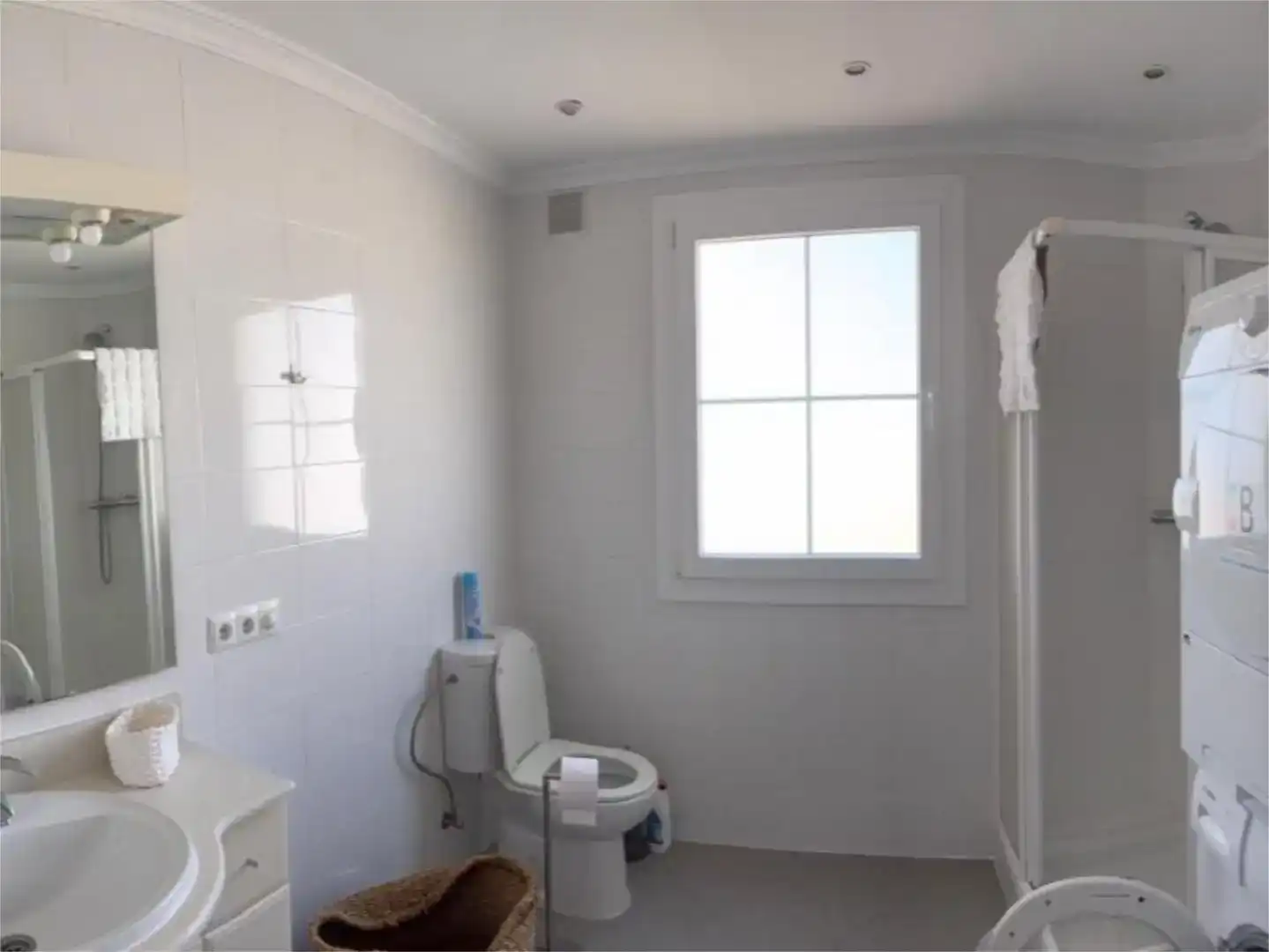 Badezimmer von Wohnung zur Miete in Estepona mit Klimaanlage, Schwimmbad und Balkon