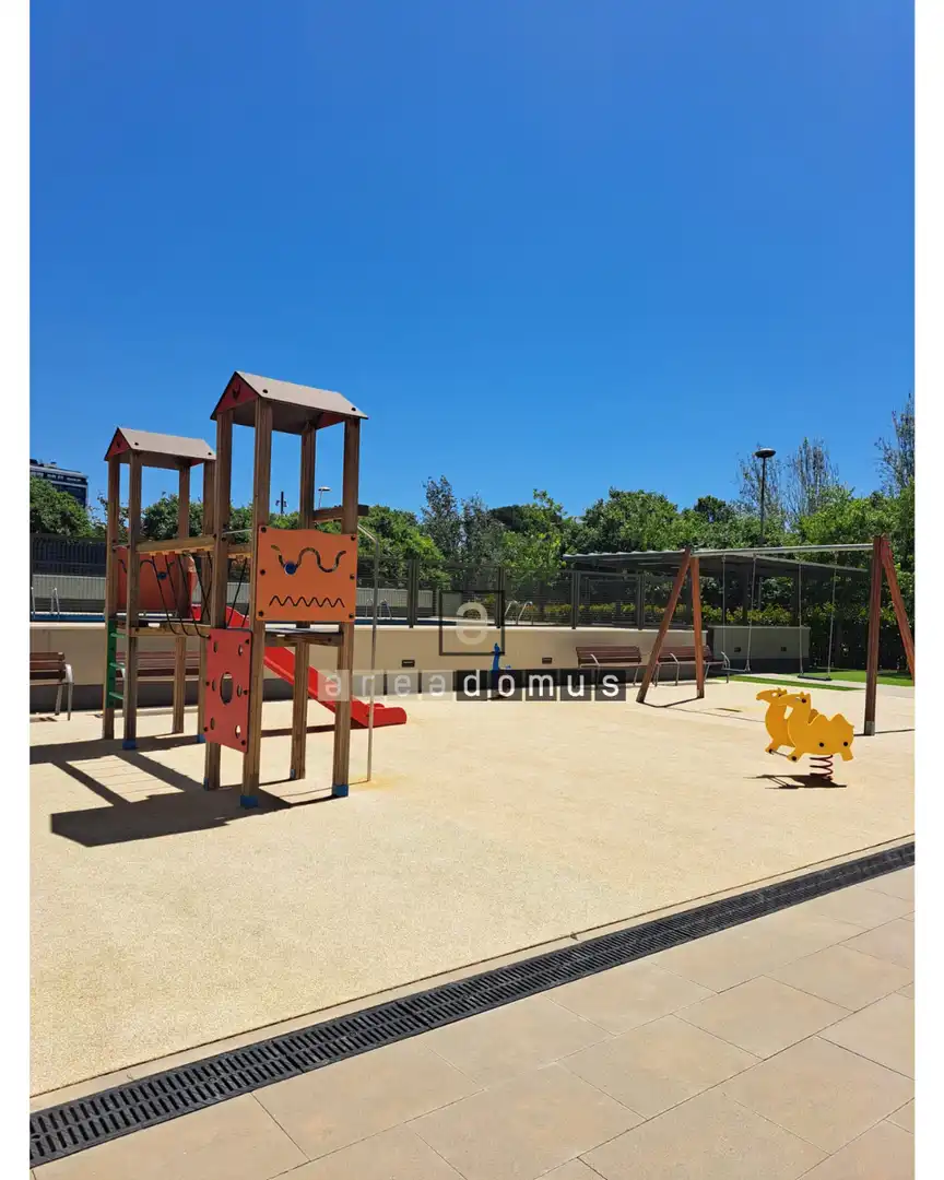 Parking de Piso en venta en Sant Feliu de Llobregat con Calefacción, Jardín privado y Piscina