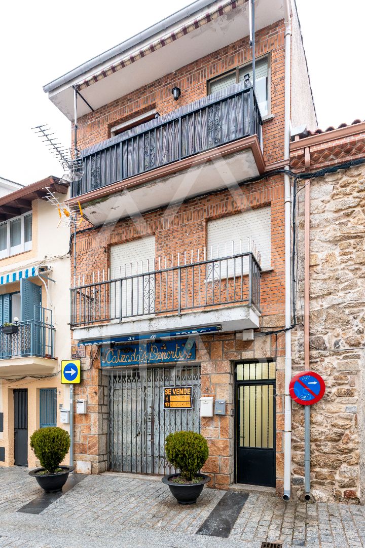 Vista exterior de Piso en venta en Miraflores de la Sierra con Calefacción, Terraza y Horno