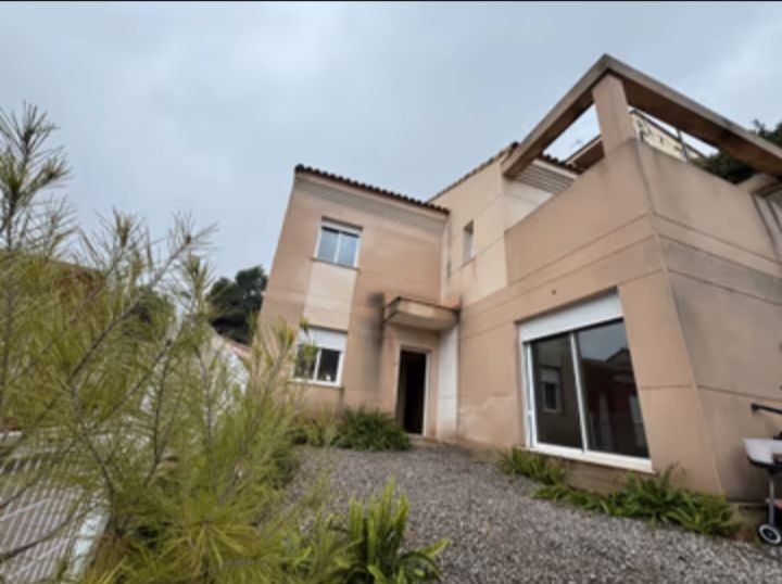 Vista exterior de Casa o xalet de lloguer en Serra amb Jardí privat, Terrassa i Balcó