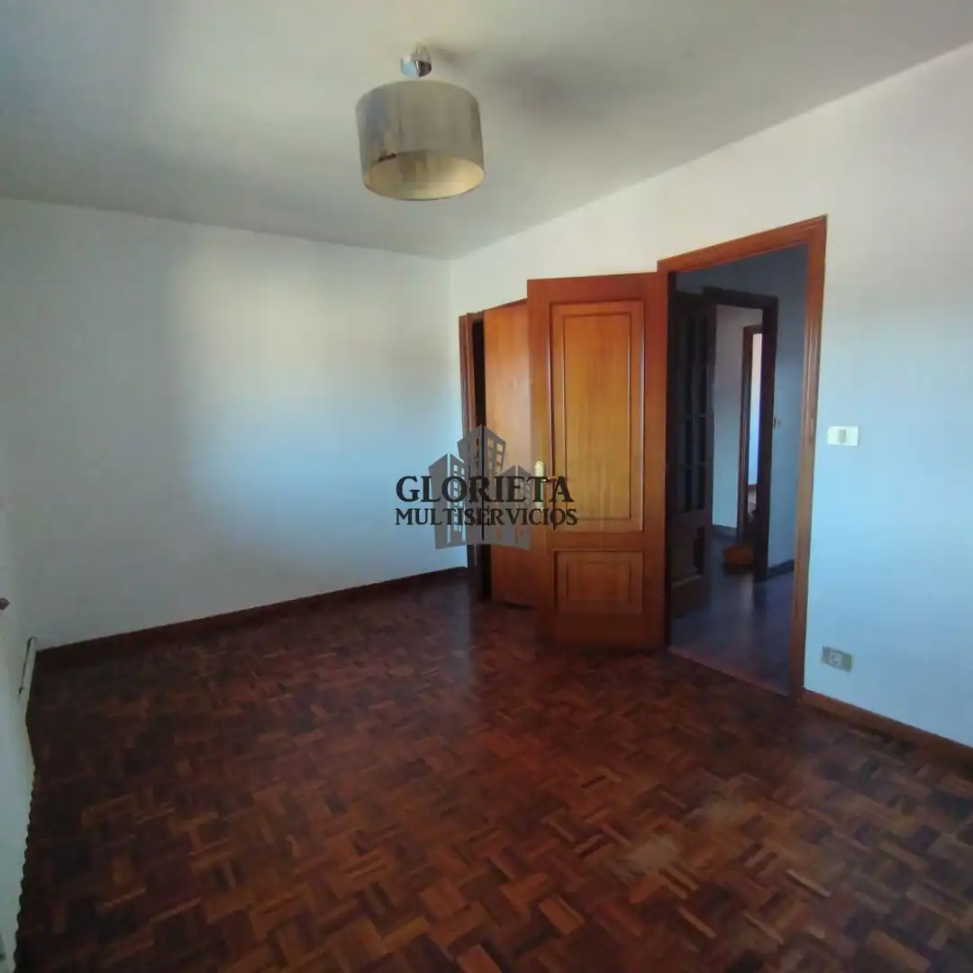 Habitación de Piso en venta en Vigo  con Calefacción, Parquet y Terraza