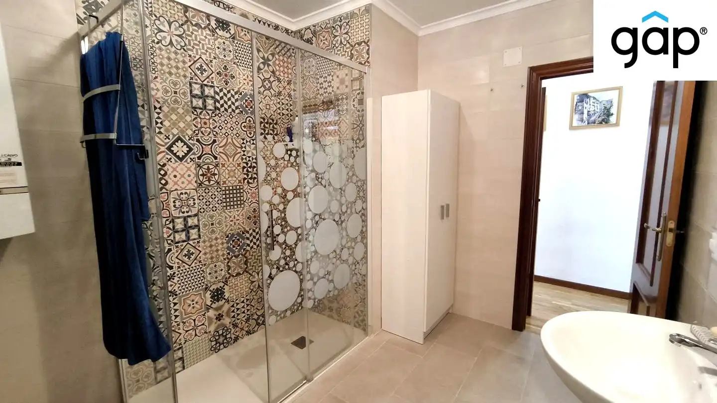 Badezimmer von Wohnung zum Verkauf in Cuenca mit Klimaanlage, Heizung und Parkett