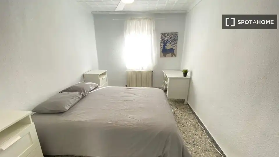 Dormitori de Pis de lloguer en Madrid amb Aire condicionat, Calefacció i Moblat