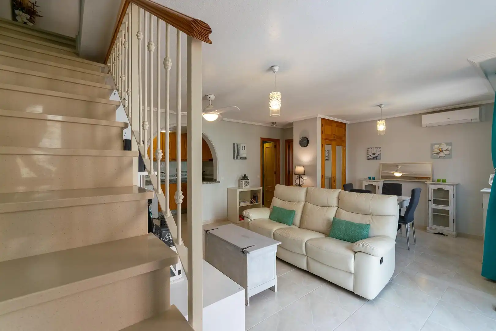 Sala d'estar de Dúplex en venda en Orihuela amb Aire condicionat, Jardí privat i Terrassa