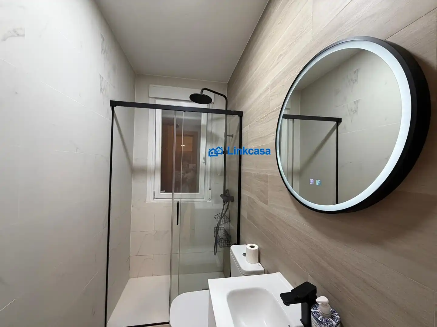Bathroom of Flat for sale in Madrid  with Air Conditioner and Heating