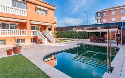 Piscina de Casa adosada en venda en  Madrid Capital amb Aire condicionat, Calefacció i Jardí privat