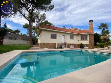 Villa mit Pool zum Verkauf in Calle Roncesvalle