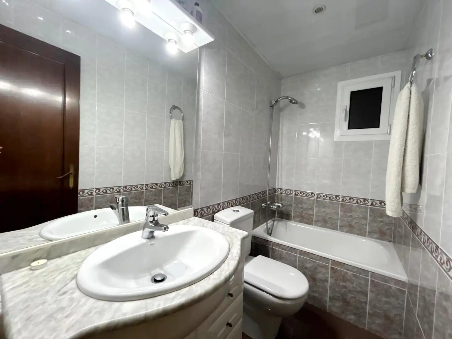 Bathroom of Flat for sale in Barcelona  with Furnished, Oven and Balcony