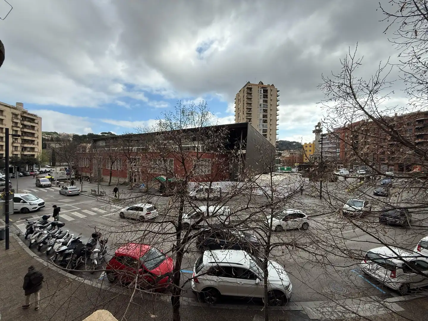 Außenansicht von Wohnung zur Miete in Girona mit Klimaanlage, Terrasse und Balkon