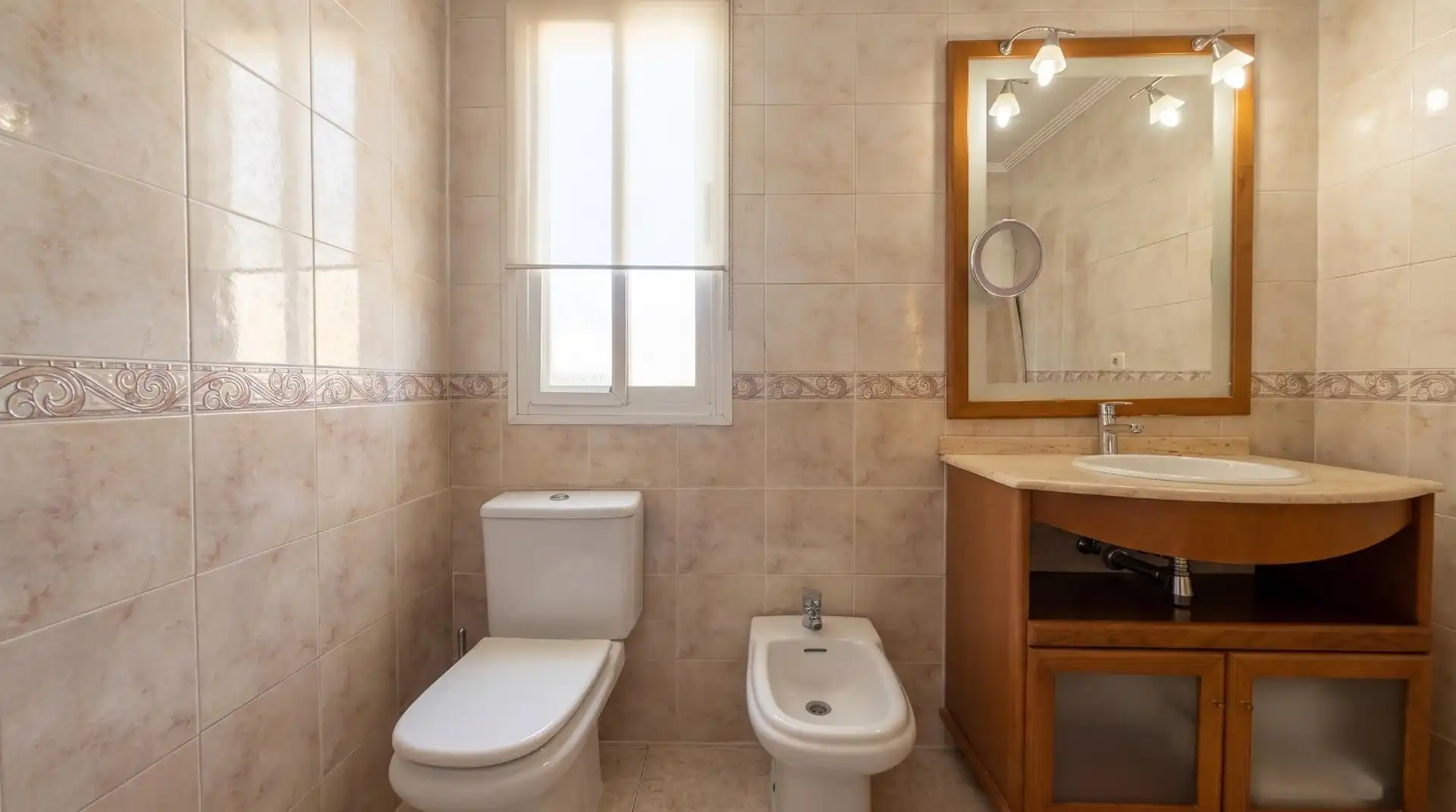 Bany de Casa o xalet en venda en La Pobla de Vallbona amb Aire condicionat, Calefacció i Jardí privat