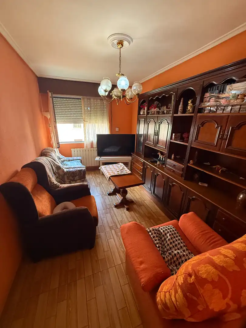 Sala de estar de Piso en venta en Barakaldo  con Calefacción, Trastero y Amueblado