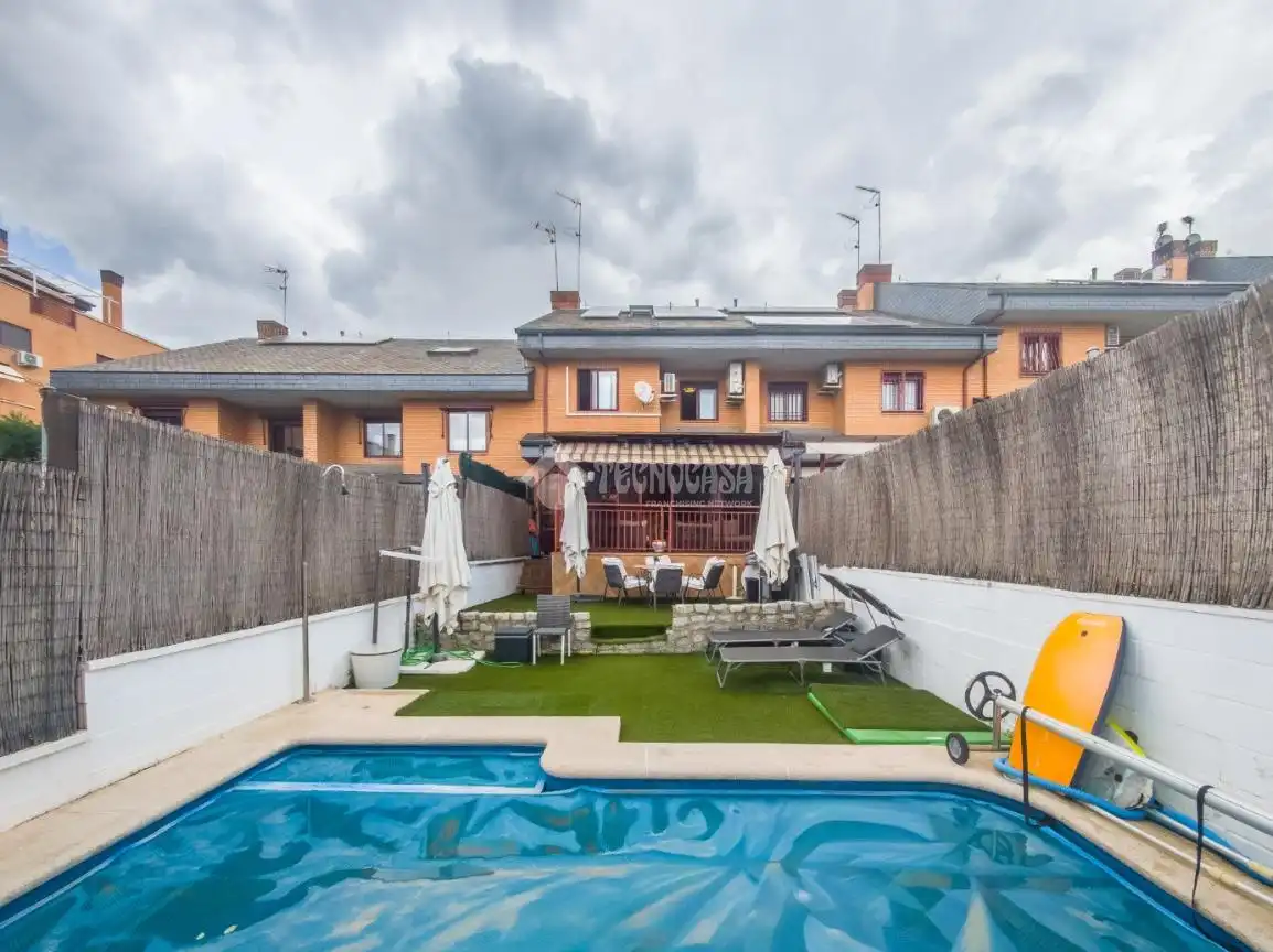 Piscina de Casa adosada en venda en Rivas-Vaciamadrid amb Aire condicionat, Calefacció i Jardí privat