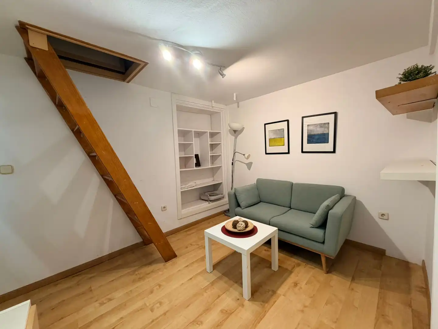 Sala d'estar de Dúplex en venda en Madrid amb Calefacció i Moblat