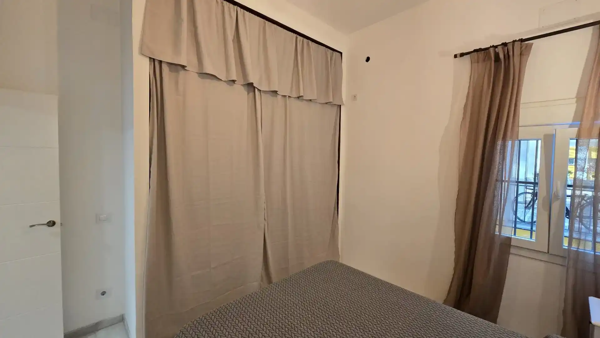 Schlafzimmer von Wohnung zur Miete in Sevilla mit Klimaanlage, Privatgarten und Möbliert