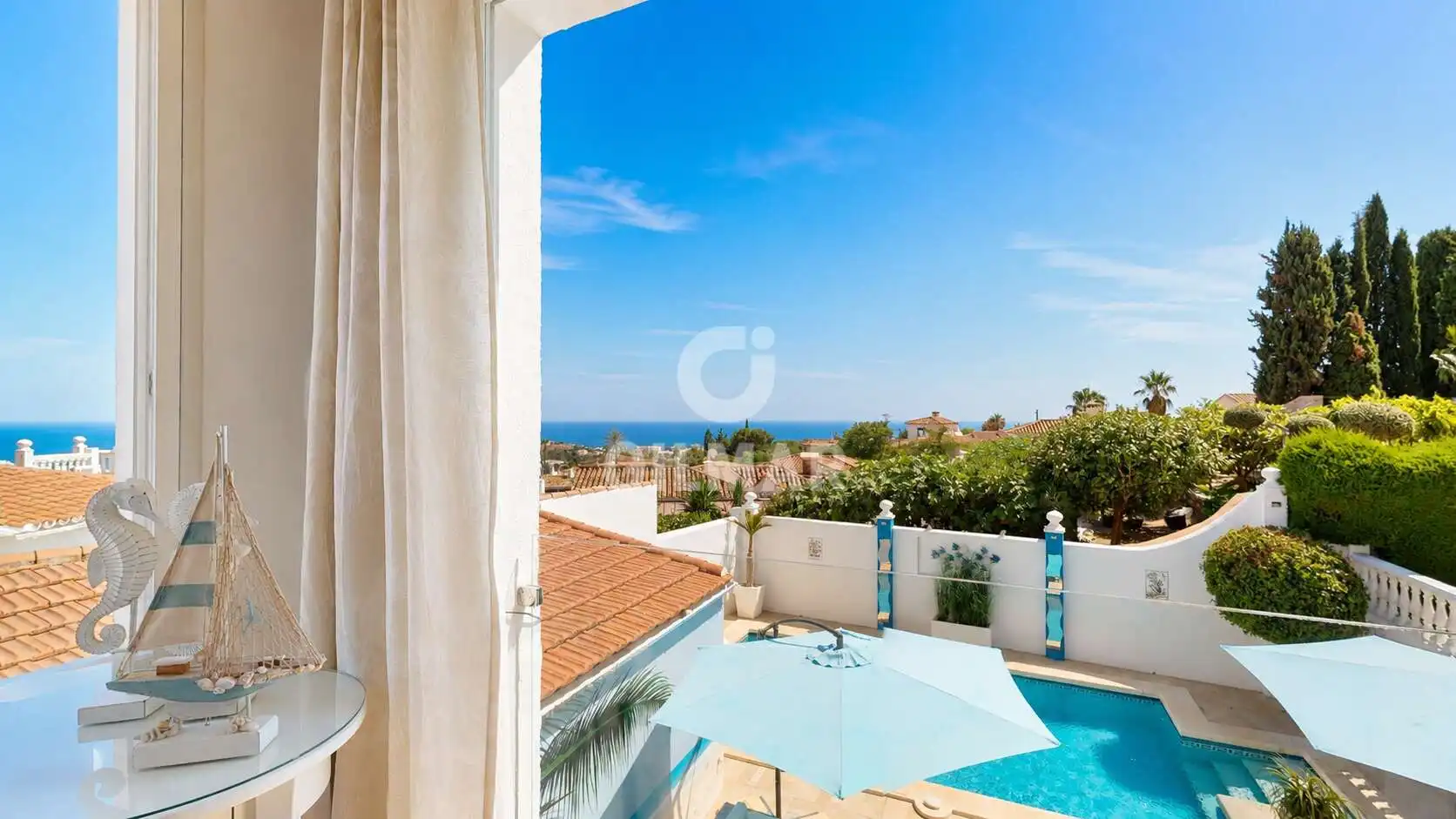 Vista exterior de Casa o xalet en venda en Benalmádena amb Calefacció, Jardí privat i Piscina