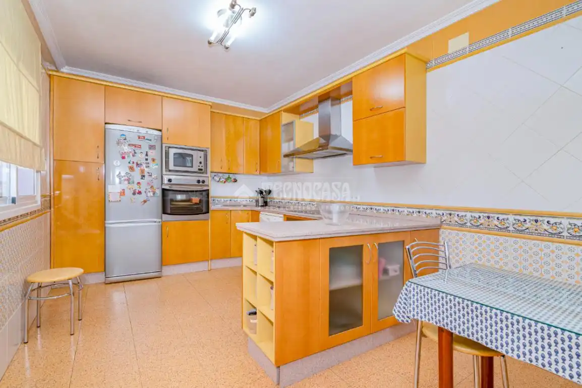 Cuina de Casa o xalet en venda en Lucena amb Aire condicionat, Jardí privat i Moblat