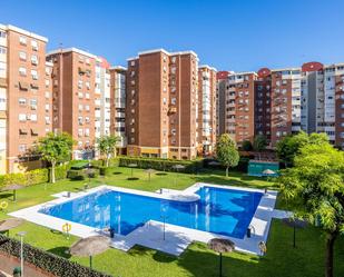 Vista exterior de Pis en venda en  Sevilla Capital amb Terrassa i Piscina comunitària