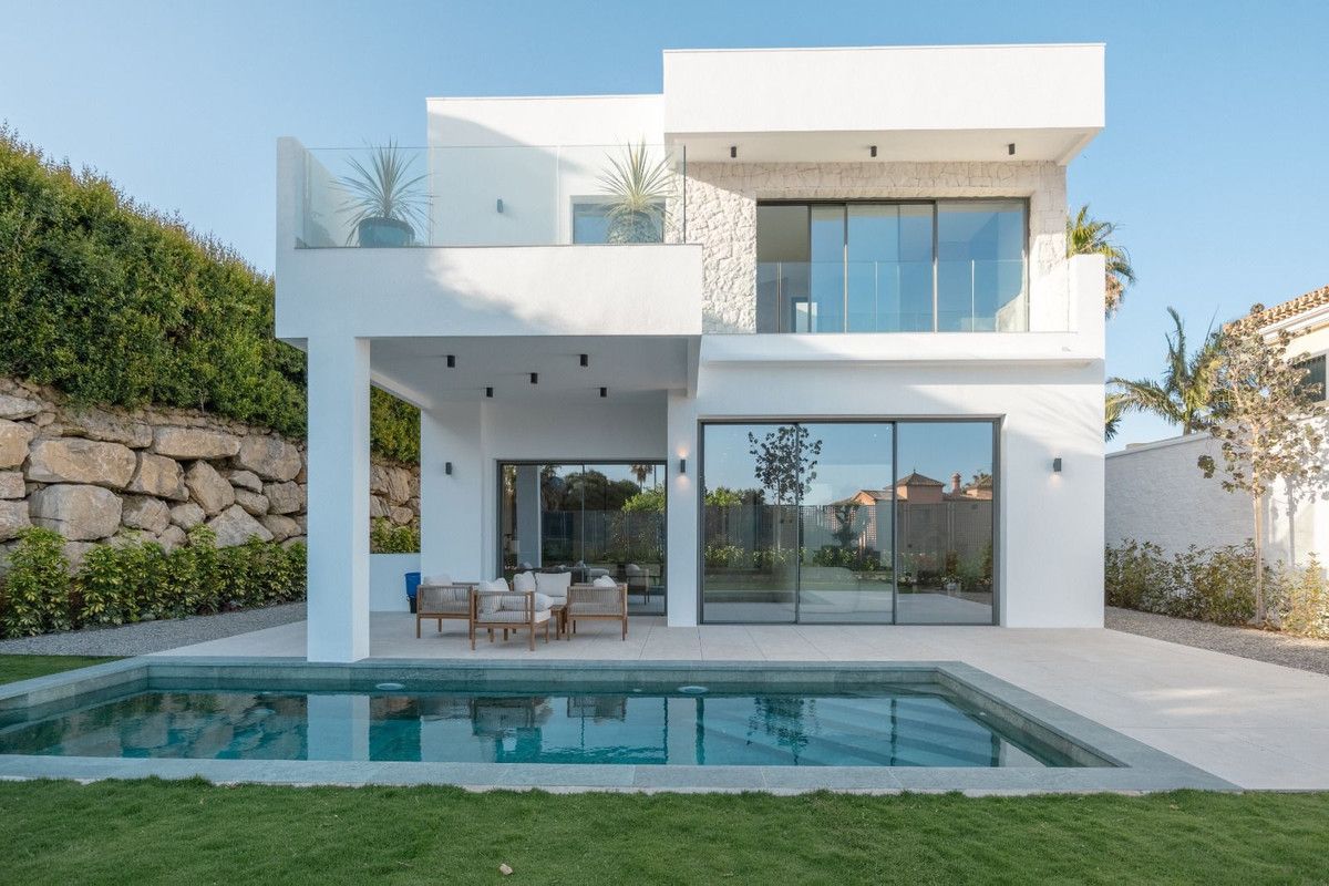 Exterior view of House or chalet for sale in Estepona  with Swimming Pool and Furnished
