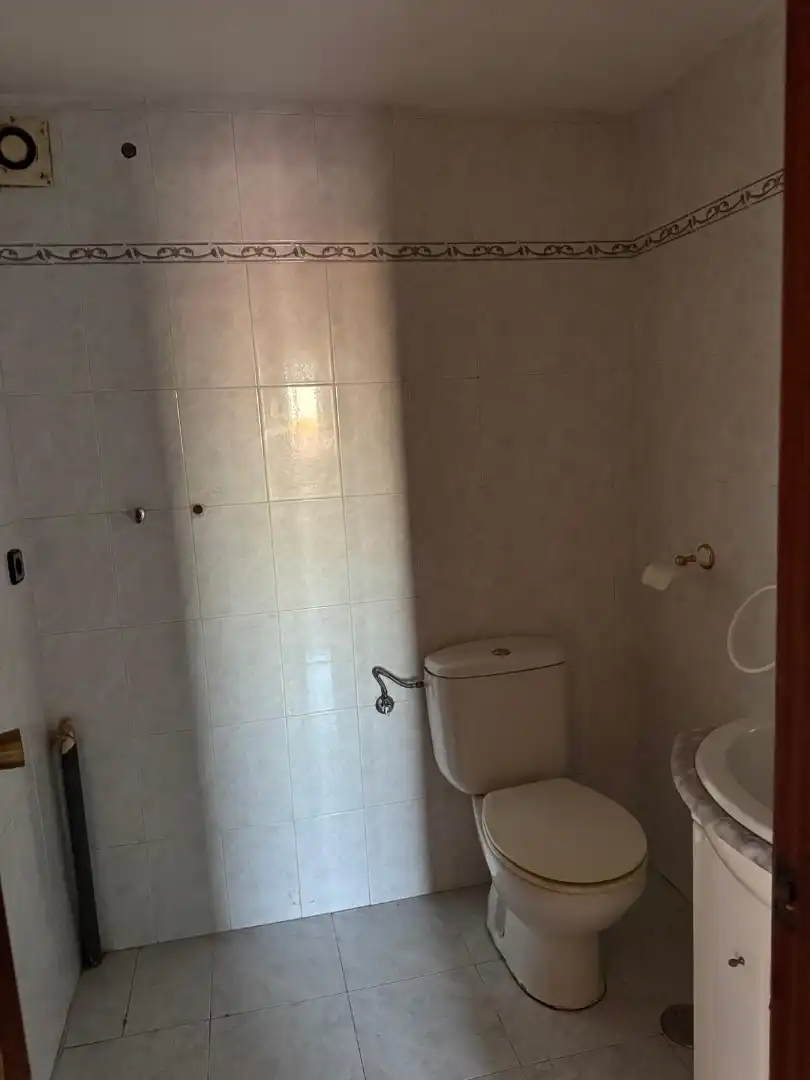 Badezimmer von Wohnung zum Verkauf in Tarragona mit Heizung, Ofen und Balkon