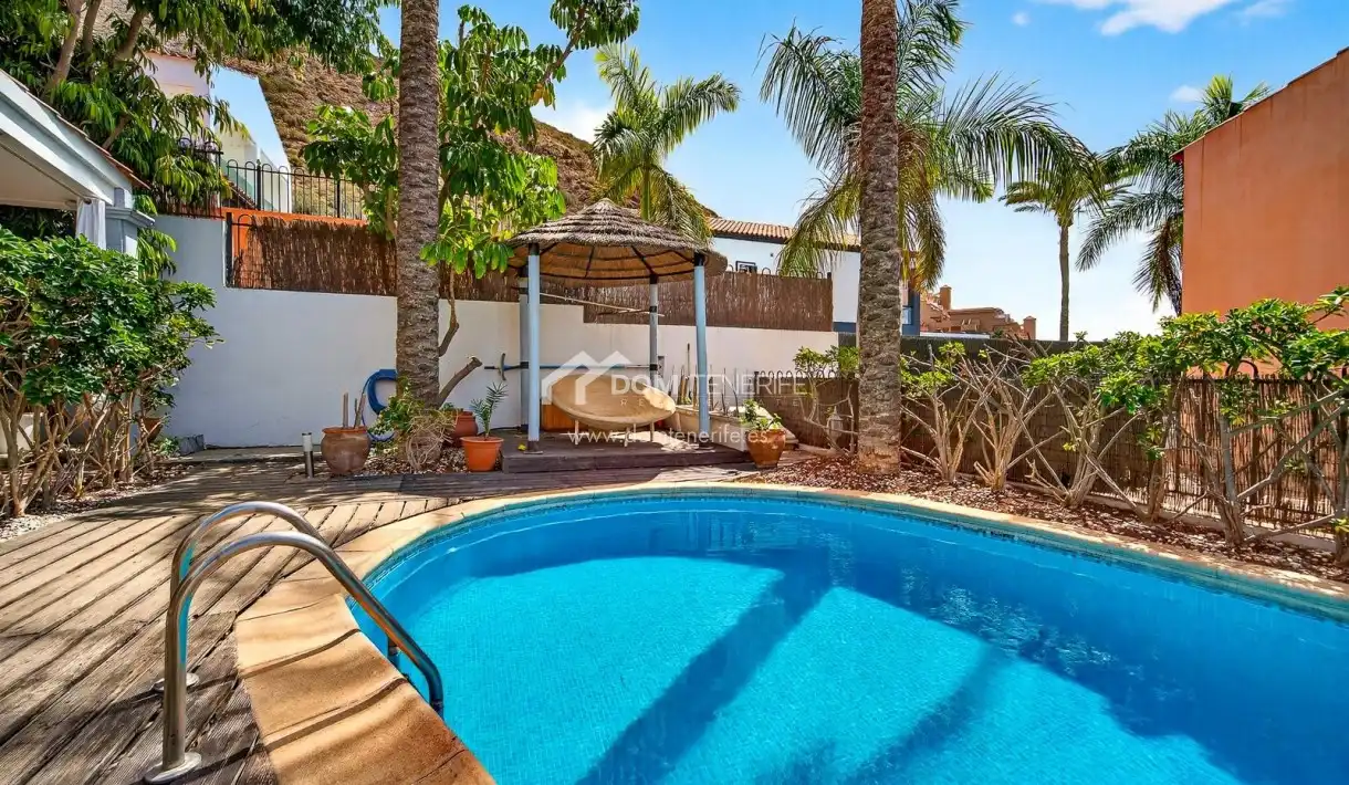 Vista exterior de Casa o chalet en venta en Arona con Terraza, Piscina y Amueblado