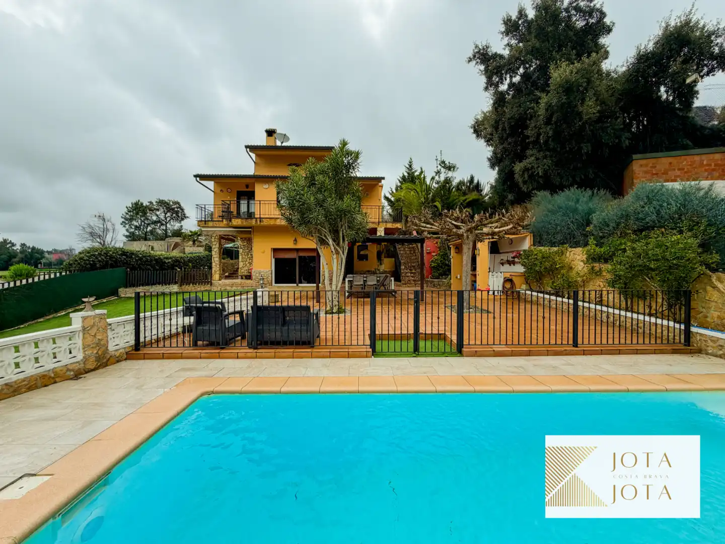House with terrace for sale in Montbarbat