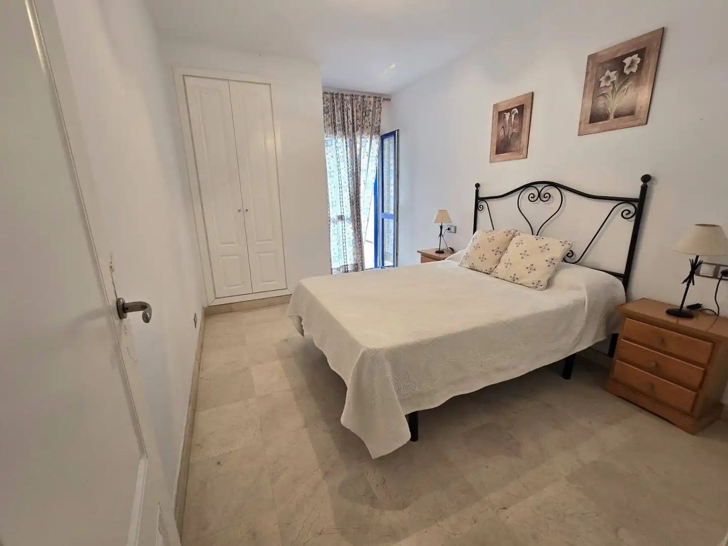 Schlafzimmer von Erdgeschoss zum Verkauf in Manilva mit Klimaanlage, Terrasse und Möbliert