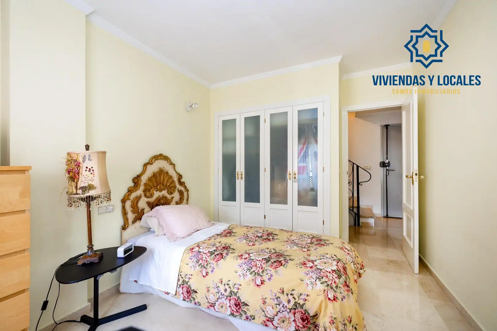 Habitación de Casa adosada en venta en Granada con Aire acondicionado, Calefacción y Jardín privado