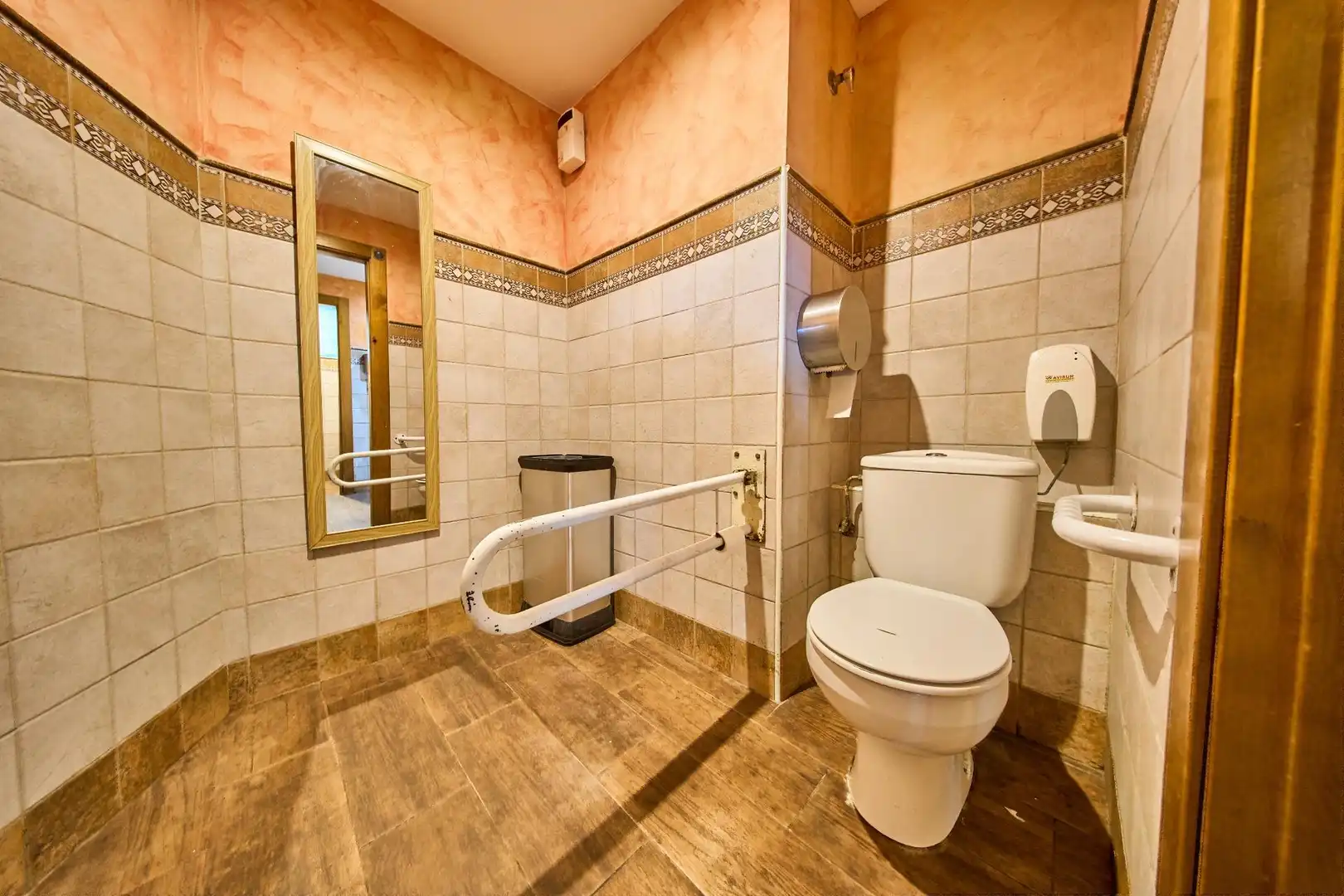 Baño de Local en traspaso en Granada con Aire acondicionado