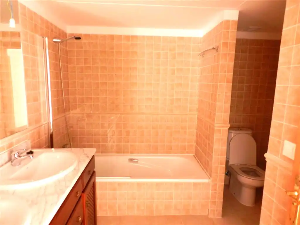 Baño de Casa adosada en venta en Marbella con Aire acondicionado, Calefacción y Terraza