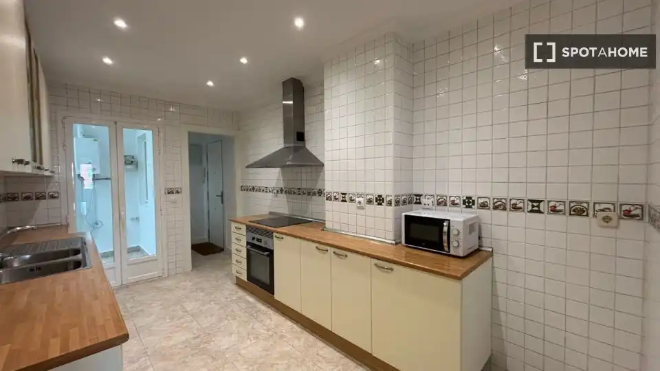 Cocina de Piso para compartir en Madrid con Aire acondicionado, Calefacción y Amueblado