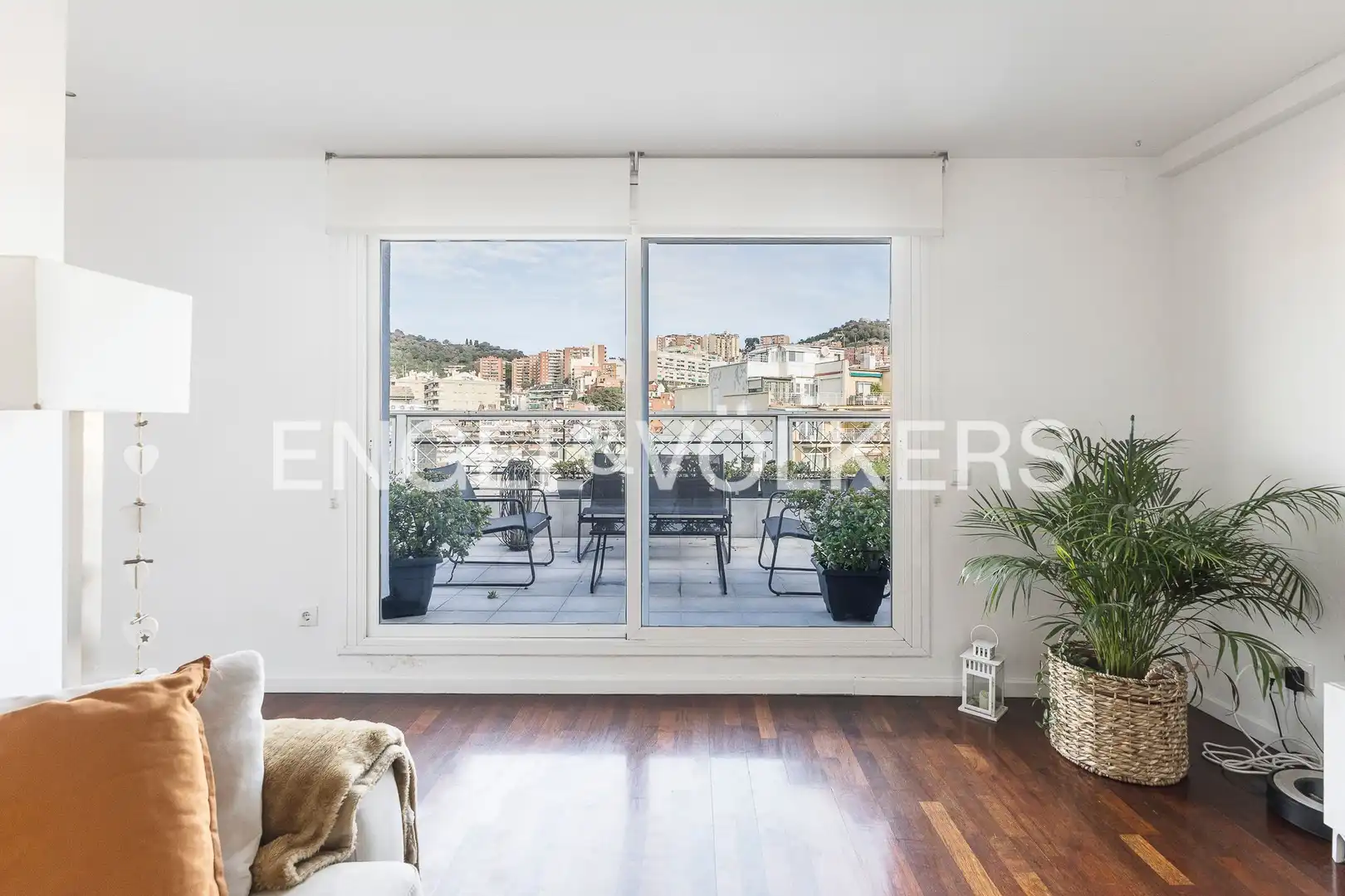 Exterior view of Attic for rent in  Barcelona Capital  with Air Conditioner, Heating and Parquet flooring