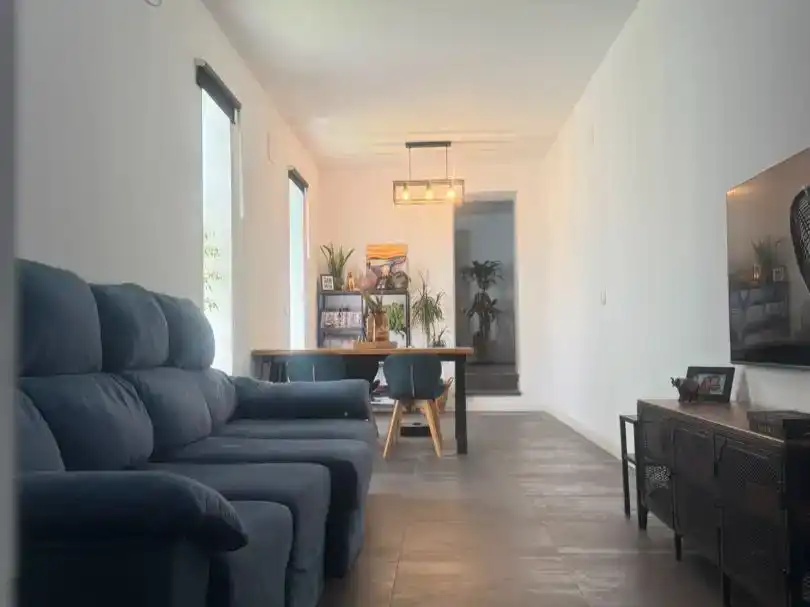 Sala d'estar de Casa adosada en venda en Alcalá de Guadaira amb Aire condicionat i Balcó