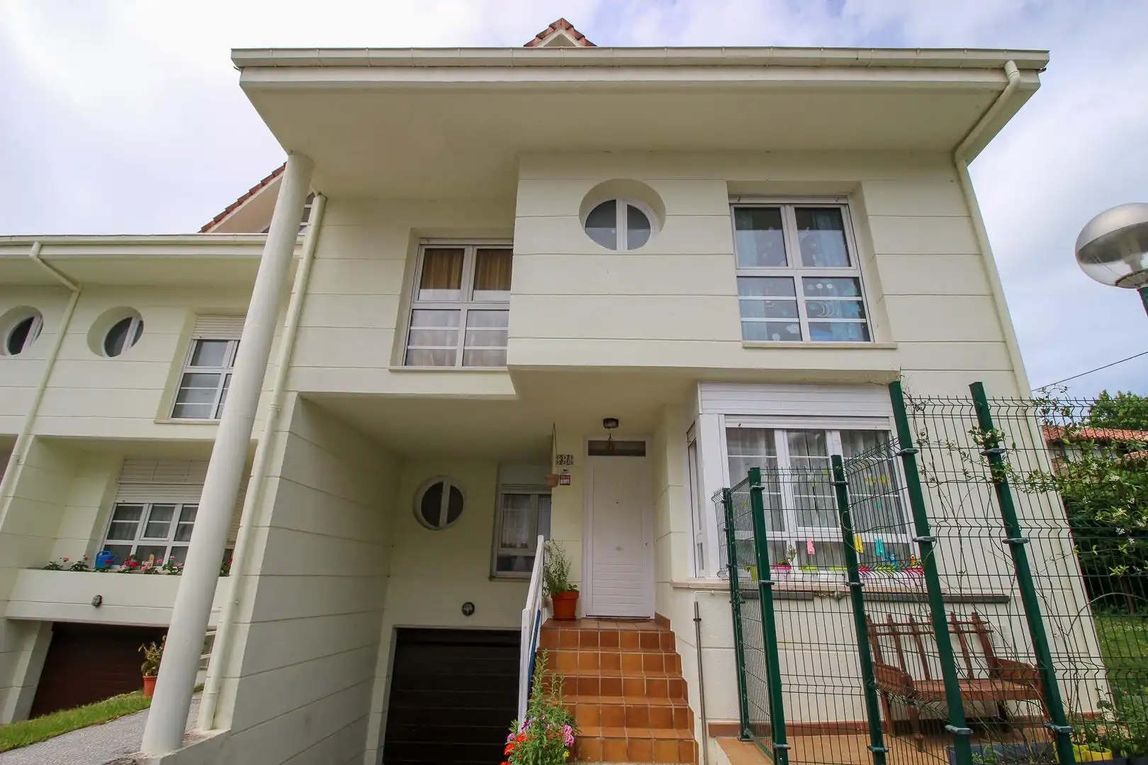 Vista exterior de Casa adosada en venda en Piélagos amb Calefacció, Jardí privat i Parquet