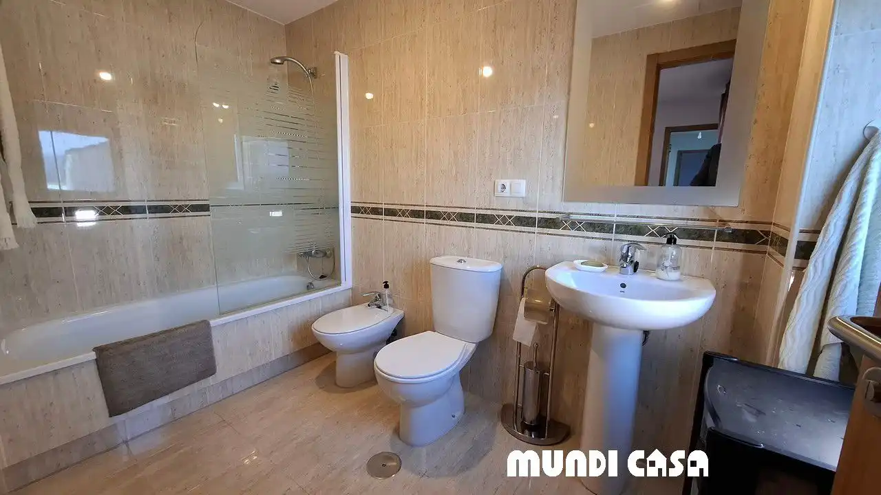 Baño de Ático de alquiler en Rianxo con Calefacción, Terraza y Trastero